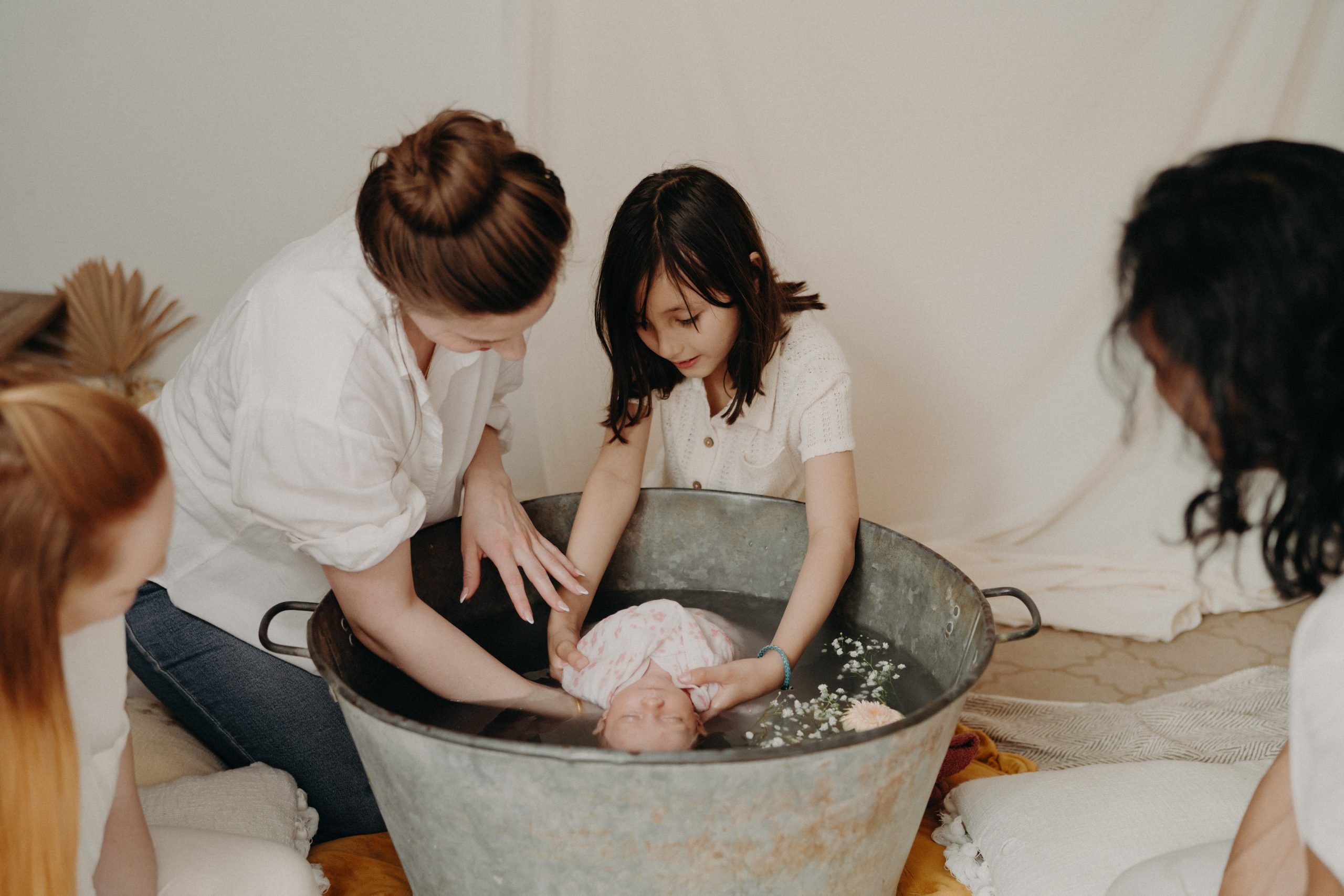 Bain enveloppé émotionnel bébé, soin aquatique bébé, détente émotionnelle profonde