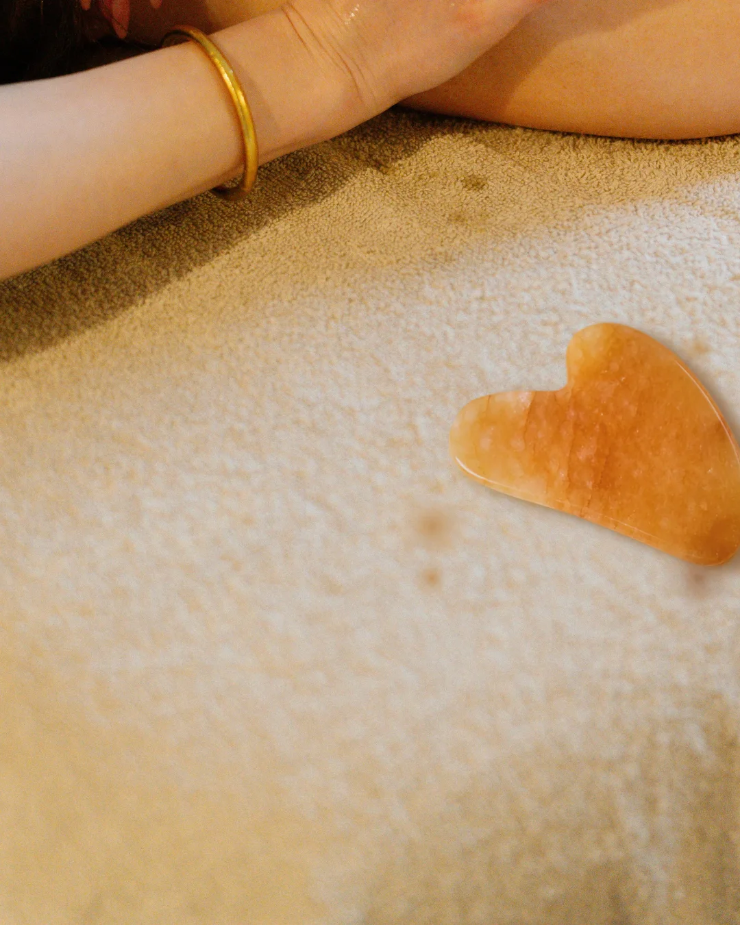 Massage jambes drainage et gua sha proposé à Lille par Victoire Boudry, consultante périnatale chez P’tit Boudoir. Ce soin permet de soulager les lourdeurs de jambes, d’améliorer la détente et la circulation sanguine
